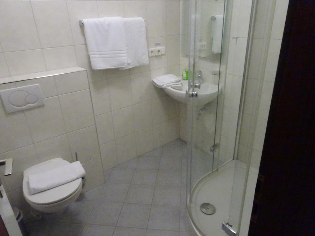 Hotel-Pension Schlossgarten Trippstadt Buitenkant foto